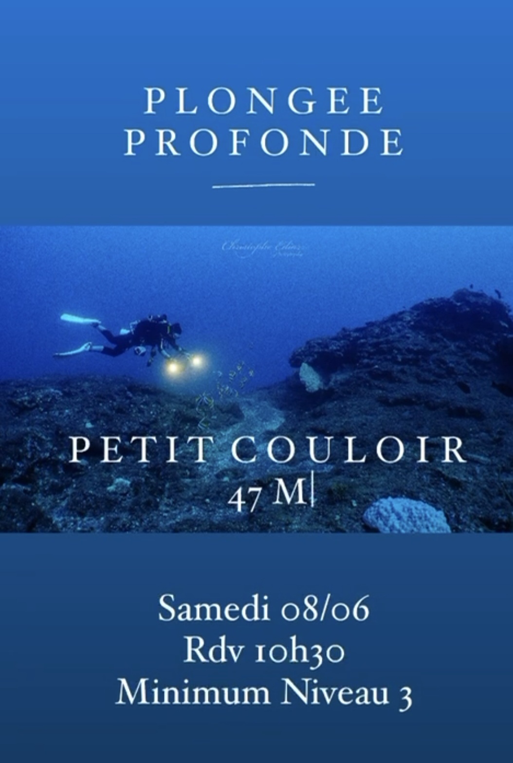 Plongeur explorant un couloir sous-marin à 47 mètres de profondeur.