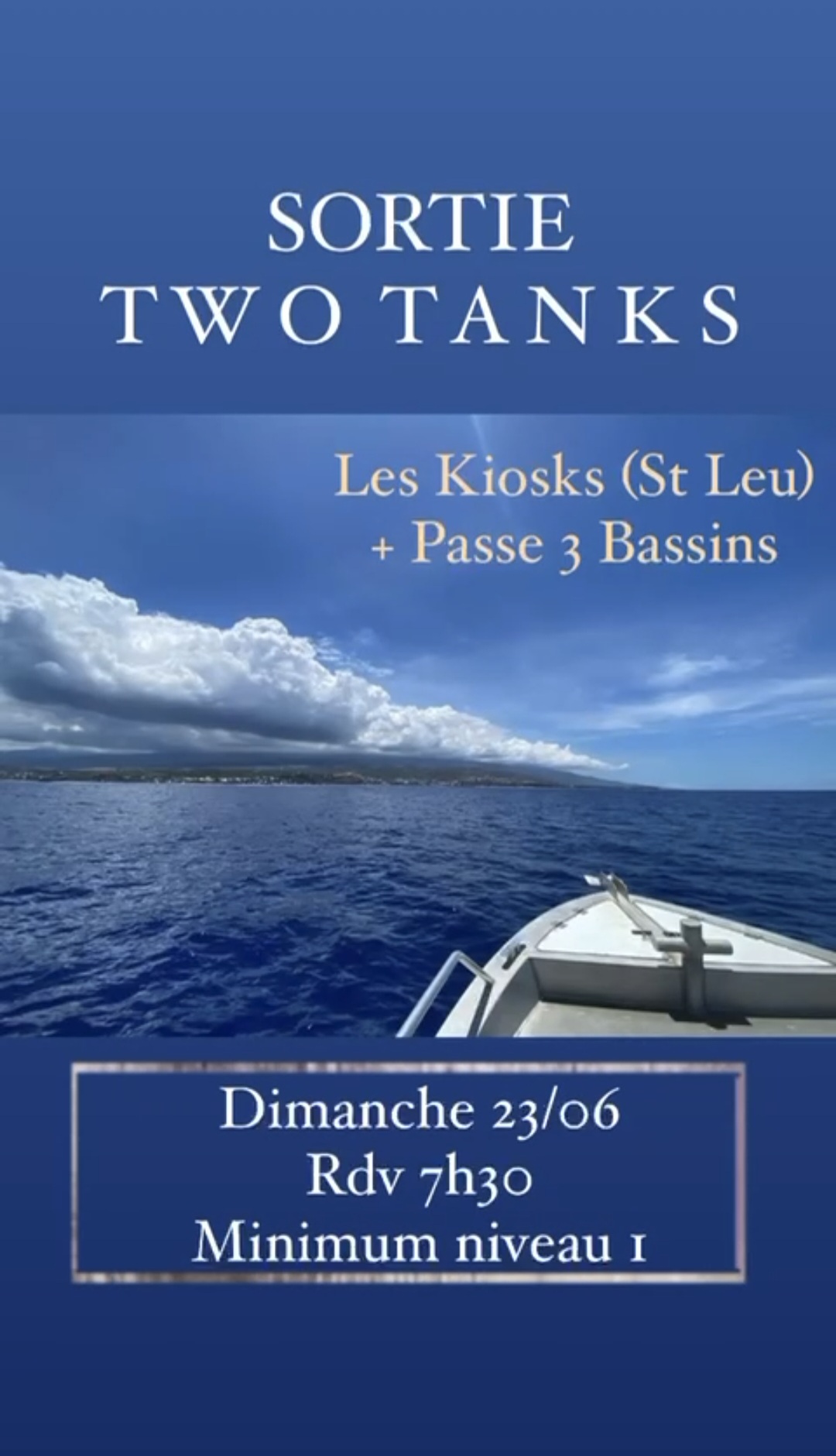 Bateau en mer sous un ciel bleu, texte sur sortie plongée.