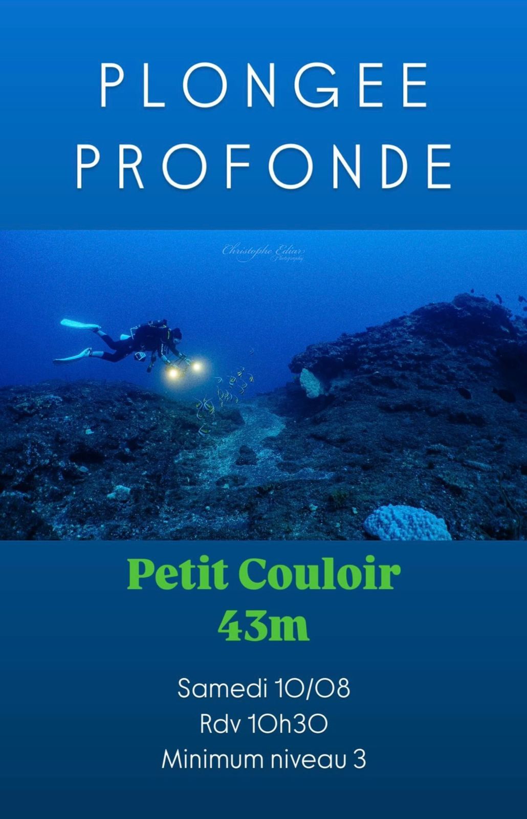 Plongeur explorant un récif à 43m, informations de plongée incluses.